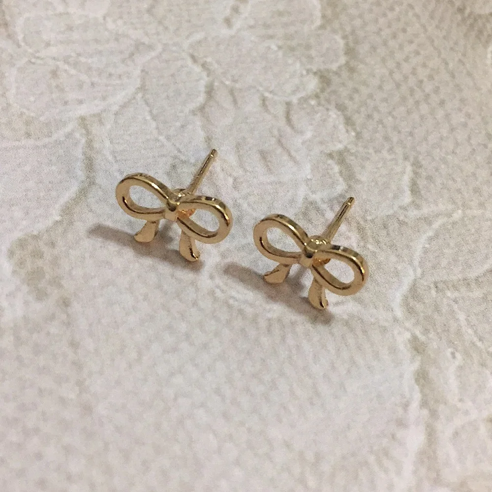 Gold bow earrings